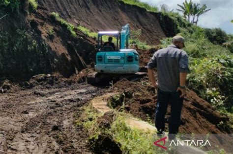 PUTR Cianjur Turunkan Alat Berat Buka Akses Utama Tertutup Longsor