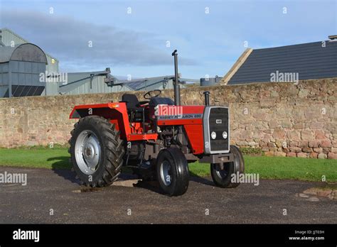 Massey Ferguson Tractor 1980s Hi Res Stock Photography And Images Alamy