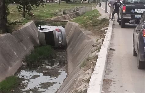 Vuelca vehículo termina dentro de canal en Tampico