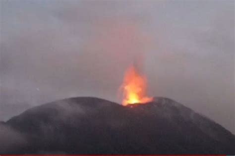 Erupsi Gunung Lewotolok Terus Meningkat Semburkan Lava Pijar Hingga