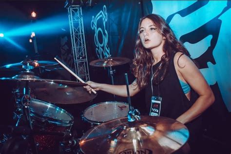 MICHAELA NAYDENOVA anuncia saída da NERVOSA banda apresenta nova