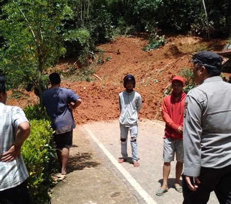 Longsor Di Toraja Utara 2 Orang Masih Tertimbun