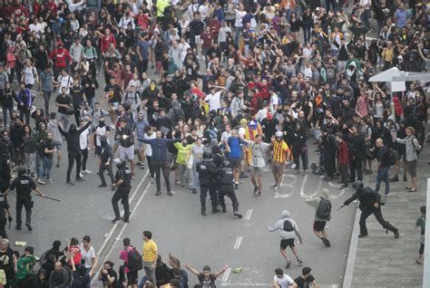 Dos Policies De Les Protestes Contra La Sent Ncia Rebutgen Que S