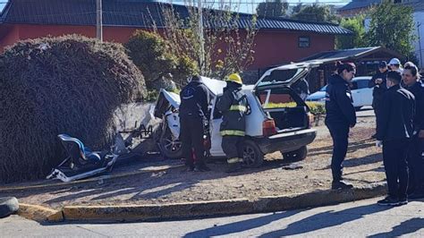 Violenta Colisi N De Un Auto Contra Una Plazoleta Una Mujer Y Dos