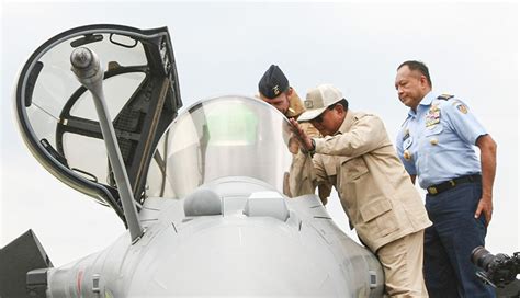 Momen Prabowo Cek Pesawat Tempur Rafale Saat Indo Aerospace