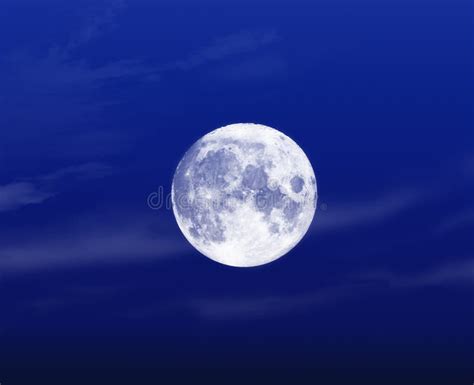 Atmósfera Azul De La Luna Llena En El Fondo Oscuro Del Cielo Nocturno