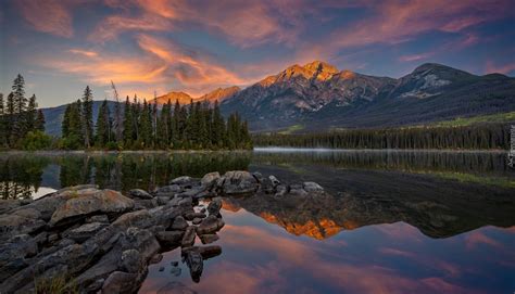 Jezioro Pyramid Lake I G Ry W Parku Narodowym Jasper