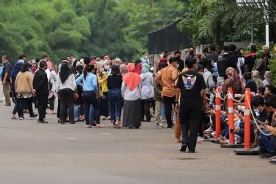 Penghuni Apartemen Dan Pekerja Berhamburan Keluar Gedung Akibat Gempa