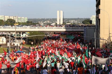 Manifestantes De Todo O Pa S Se Re Nem Em Bras Lia Em Defesa Da