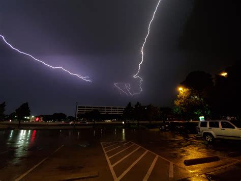 Long lightning strike in Houston : r/pics