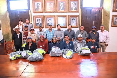 Alcalde De Villa De Reyes Entrega Uniformes Y Equipo De Seguridad A