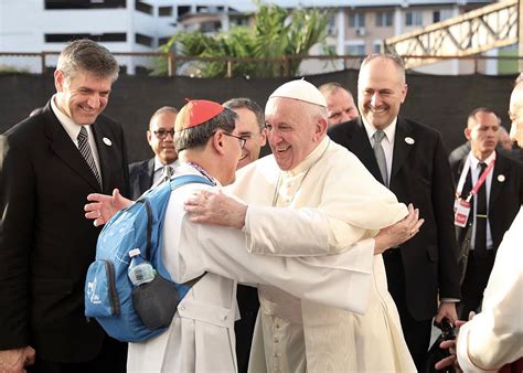 Cardinal Tagle greets Pope Francis during WYD Panama | CBCPNews