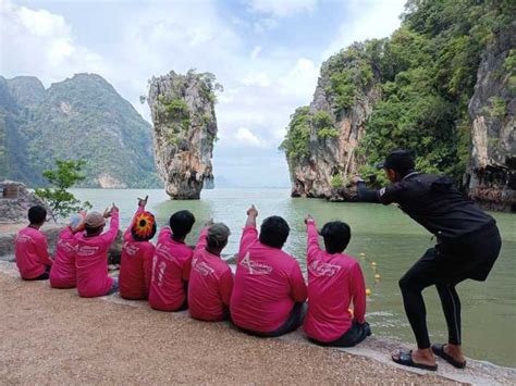 Phuket James Bond eiland per grote boot met kanoën in de zeegrot