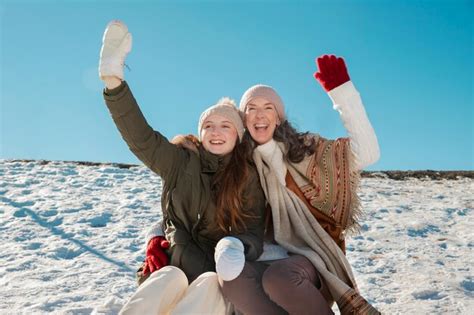 Familie hat spaß im winter Kostenlose Foto