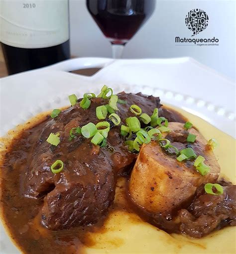 Ossobuco suculento ao vinho na panela de pressão polenta cremosa