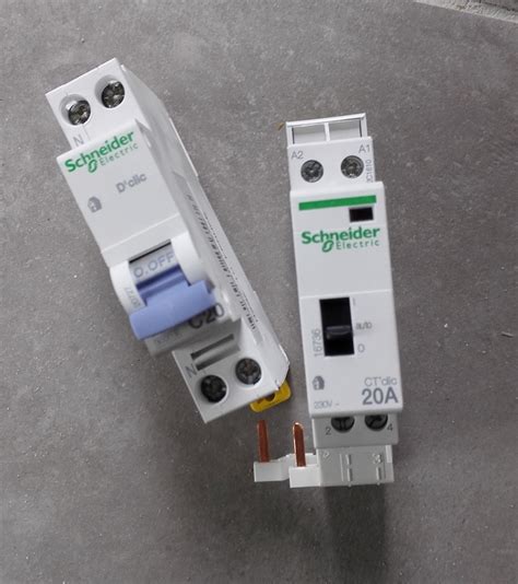 Contacteur jour nuit Schneider Electric 16736 le branchement électrique