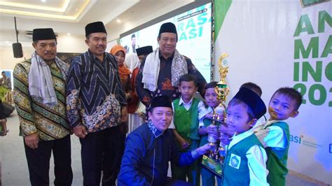 Direktur Kskk Madrasah Kakanwil Kemenag Jatim Berikan Penghargaan Ami