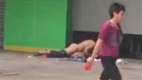 Una Pareja Tiene Sexo En La Calle A Plena Luz Del Día Video Telemundo