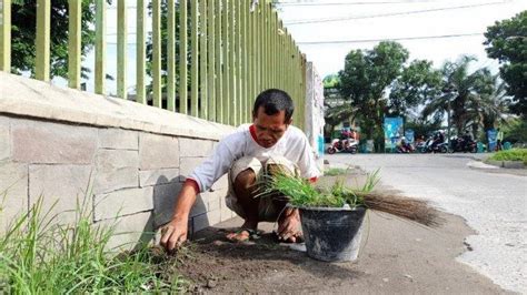 Mulyadi Pemulung Yang Sudah Tahun Ikhlas Perbaiki Jalan Rusak Pakai