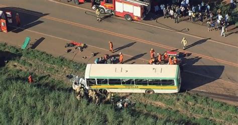 Batida entre carro e van escolar deixa 2 mortos e 16 crianças feridas