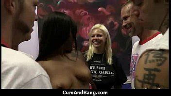 Puta de ébano en un gangbang increíble XVIDEOS