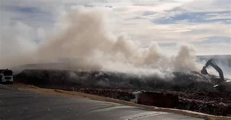 Los bomberos siguen actuando para extinguir el incendio de Milà