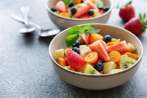 Ensalada De Fruta Fresca Saludable En Un Bol Foto Premium