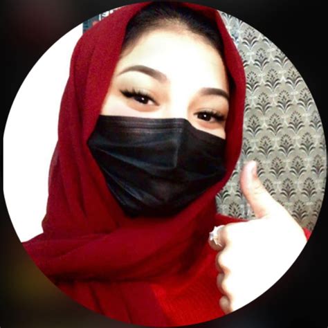 Annabelle Peaks Nude