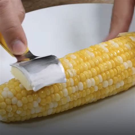 Get perfectly buttered corn every time with these knives [Video]