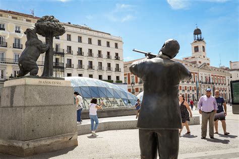 Aparece En Sol Una Escultura Del Em Rito Con Una Escopeta Apuntando Al