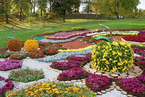 25 Beautiful Flower Bed Ideas