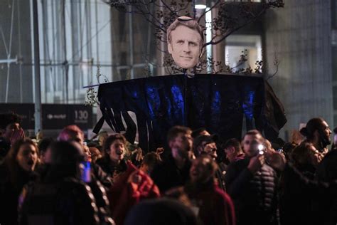 Réforme des retraites en France le bureau d un chef de parti vandalisé