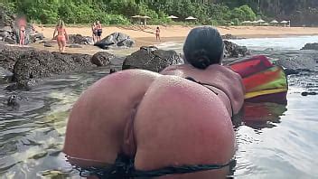 Un extraño alimenta a los peces con mi esperma delante de todos XVIDEOS