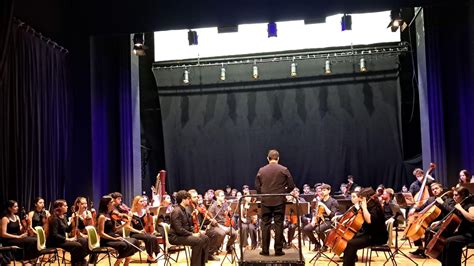 La Orquesta Joven de Extremadura enamora a los santeños con un