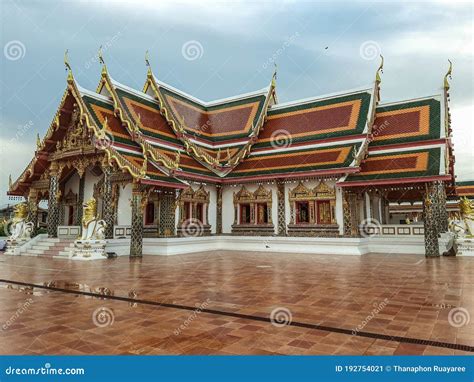 Dentro De Wat Phra Ese Choeng Chum Que Es Un Templo Religioso