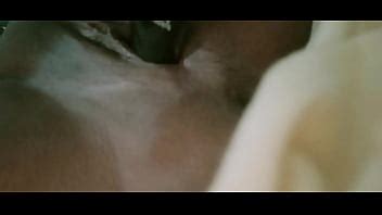 Desi mallu coño tomando un tubo de crema facial XVIDEOS