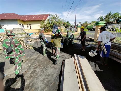 Karya Bakti Babinsa Koramil 1508 02 Galela Pengecoran Masjid Al Azhar