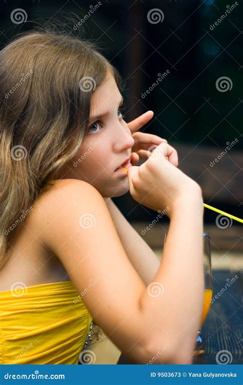 La Belle Fille Triste De Verticale Pensent Cela Image Stock Image Du Voyez Caucasien 9503673