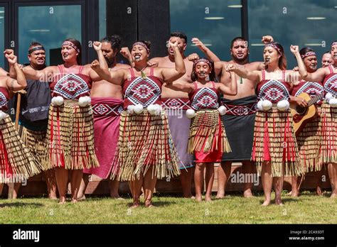 Maori Women Hi Res Stock Photography And Images Alamy