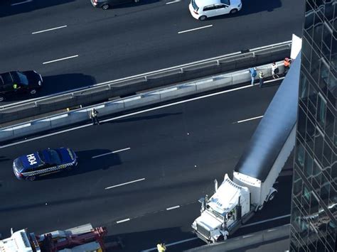 Melbourne Traffic Burnley Tunnel Lanes Shut After Truck Crash News