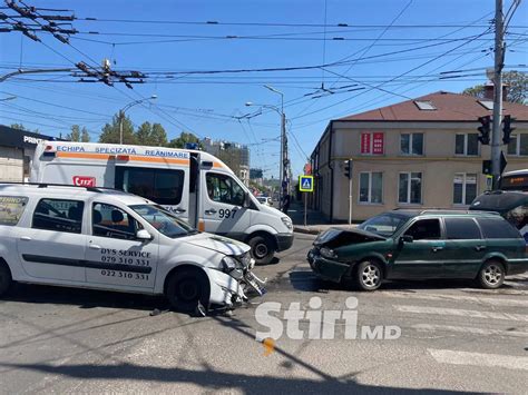 Accident în Capitală Două mașini s au ciocnit frontal Primele imagini