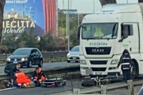 Incidente Sulla Pontina Scontro Tra Camion E Moto A Castel Romano