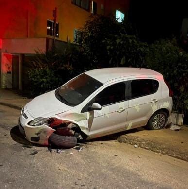 Motorista Embriagado E Sem Habilita O Colide Carro Estacionado Em