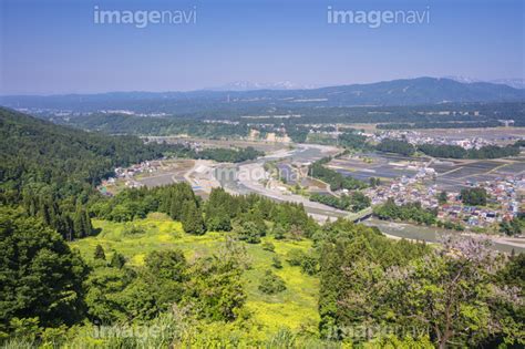 【川の展望台より河岸段丘と信濃川】の画像素材70589957 写真素材ならイメージナビ