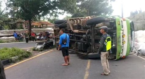 Mesin Mati Truk Hino Mundur Dan Terguling Di Tanjakan Jalan Gentong