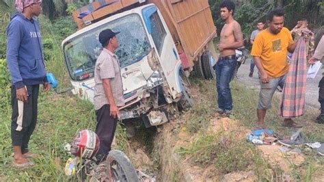 Kecelakaan Maut Pukul 15 30 Wib 3 Orang Tewas Motor Ditabrak Truk