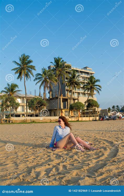 Mujer Eoropean Feliz Joven Hermosa En Las Gafas De Sol Que Se Sientan