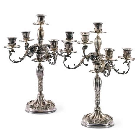 Coppia Di Candelabri In Argento Fuso Sbalzato E Cesellato Argenteria