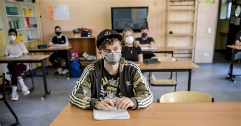 Schule Corona in Düsseldorf Masken