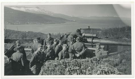 Foto Soldaten der Luftwaffe am 88 Flak Geschütz in einer Stellung in